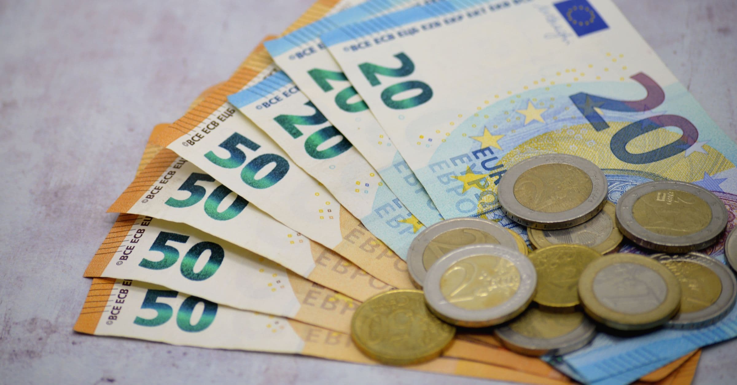 Comment fonctionne la monnaie aujourd’hui ? Entre création par la dette et quête de rareté numérique.